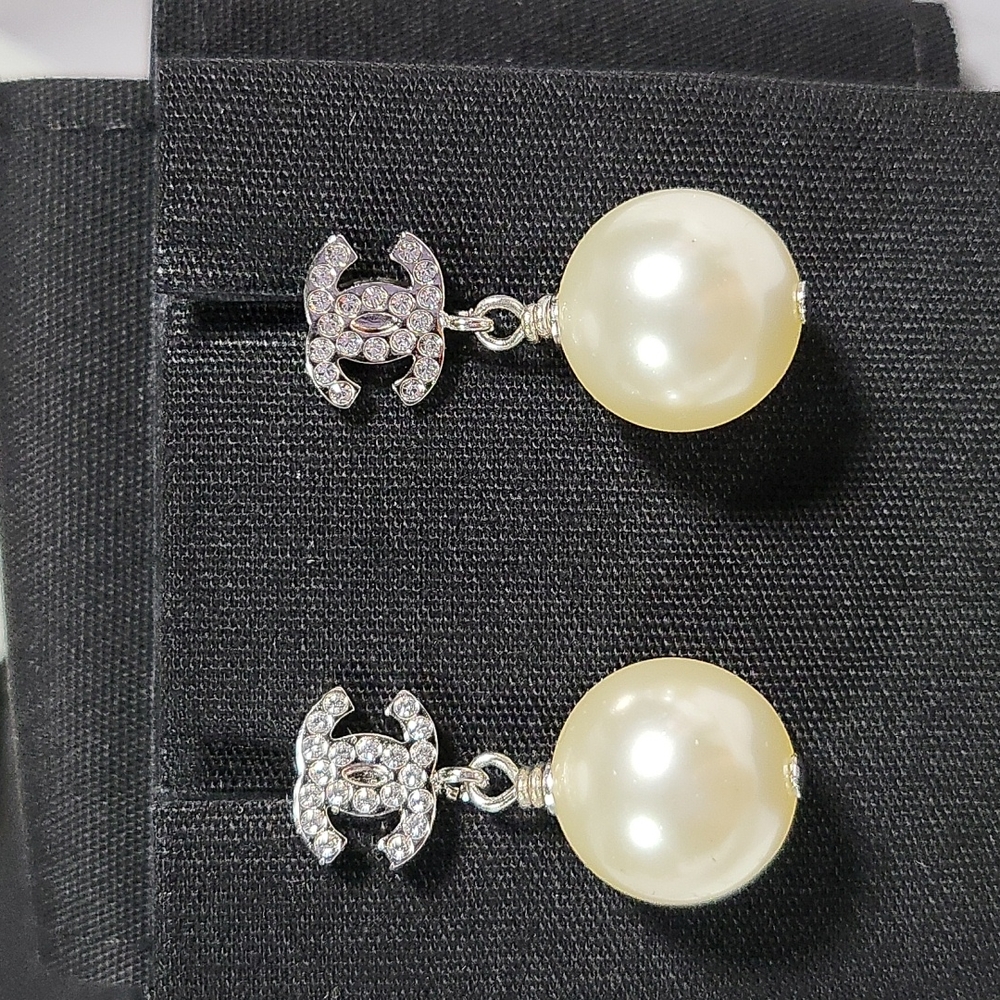 Brand new authentic Chanel crystal cc with pearl earrings - Picture 7 of 17